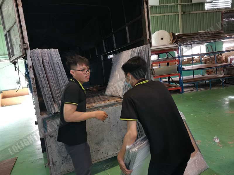 công nhân lightbox đóng gói gửi hàng 1