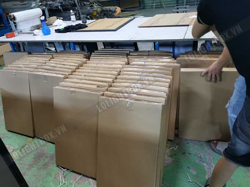 công nhân lightbox đóng gói gửi hàng 3