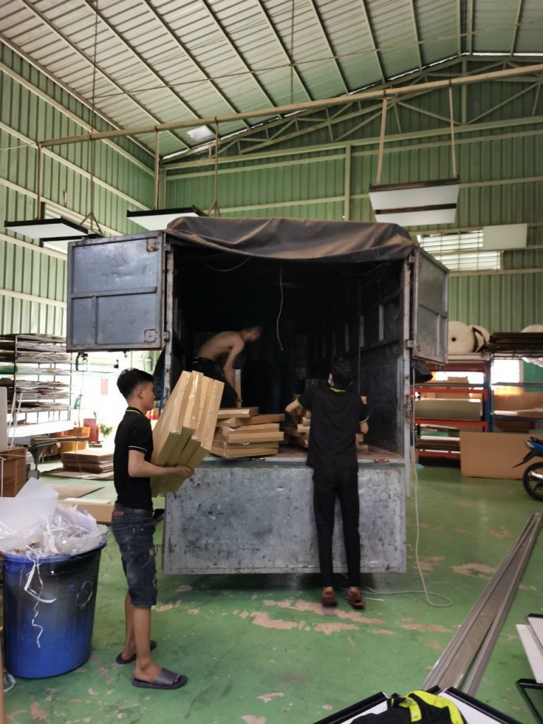 công nhân lightbox đóng gói gửi hàng 7