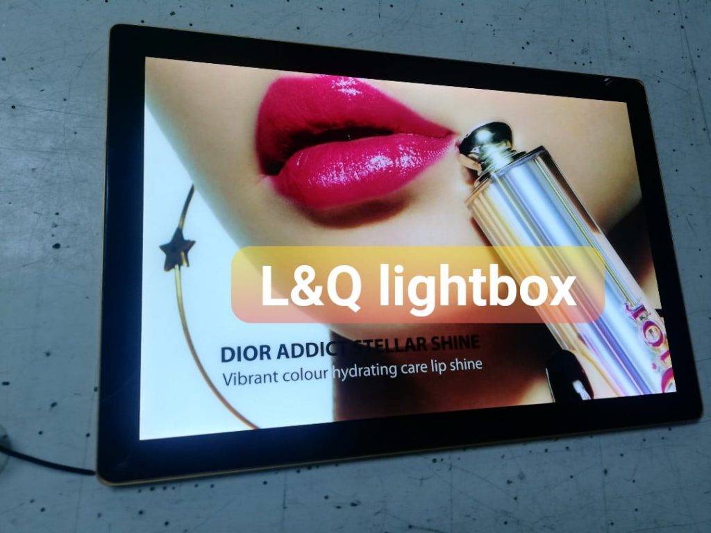 hộp đèn quảng cáo nắp hít son môi