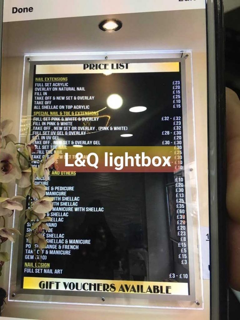 Một hộp đèn lightbox menu tại một tiệm nail